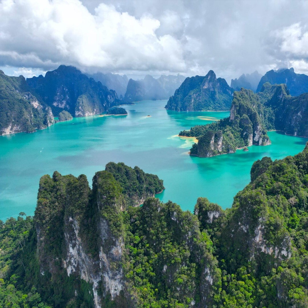 Paesaggio di foresta e rilievi calcarei a Khao Sok